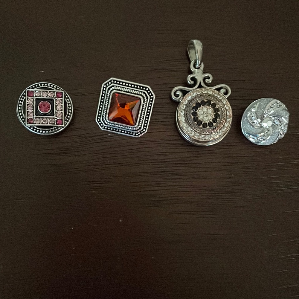 Pendant with 4 exchangeable snap on designs